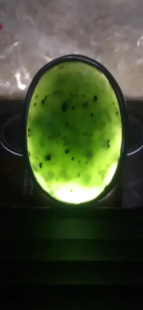 Batu giok neferit jumbo.