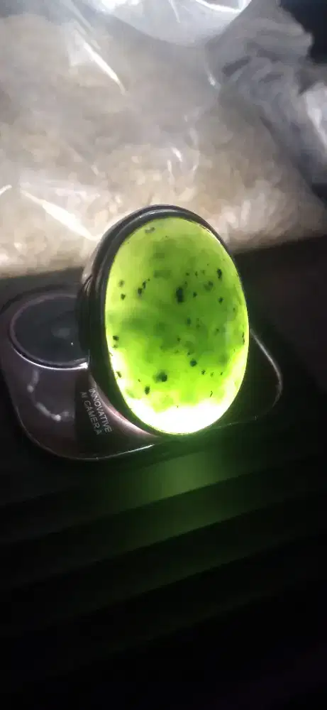 Batu giok neferit jumbo.