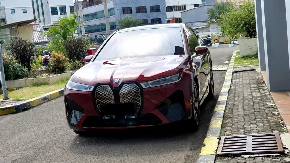 Km25rb bmw ix xdrive 2023 merah listrik