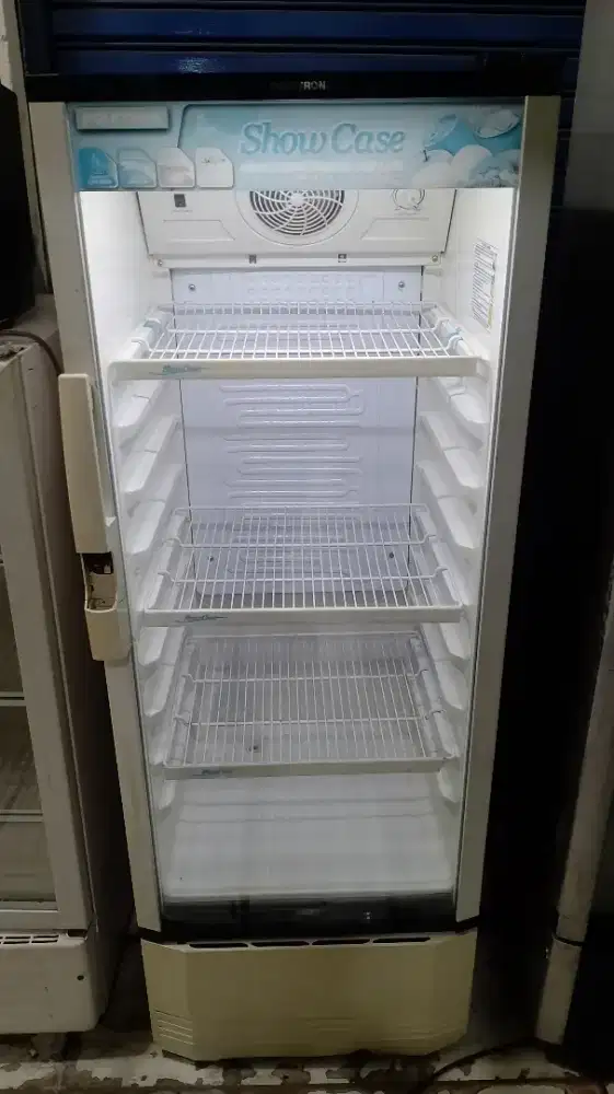 Showcase/Chiller Polytron 3-4 rak sedang