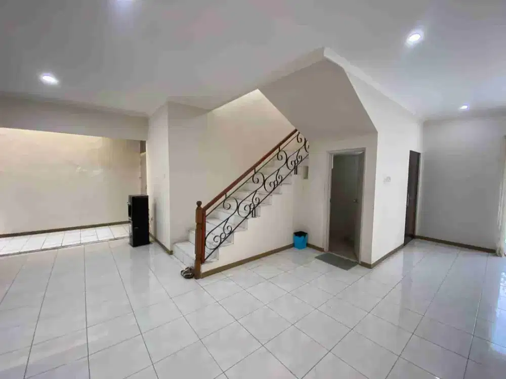 Dekat SCBD, Dijual Rumah Siap Huni di Ciomas Keb Baru Jakarta Selatan