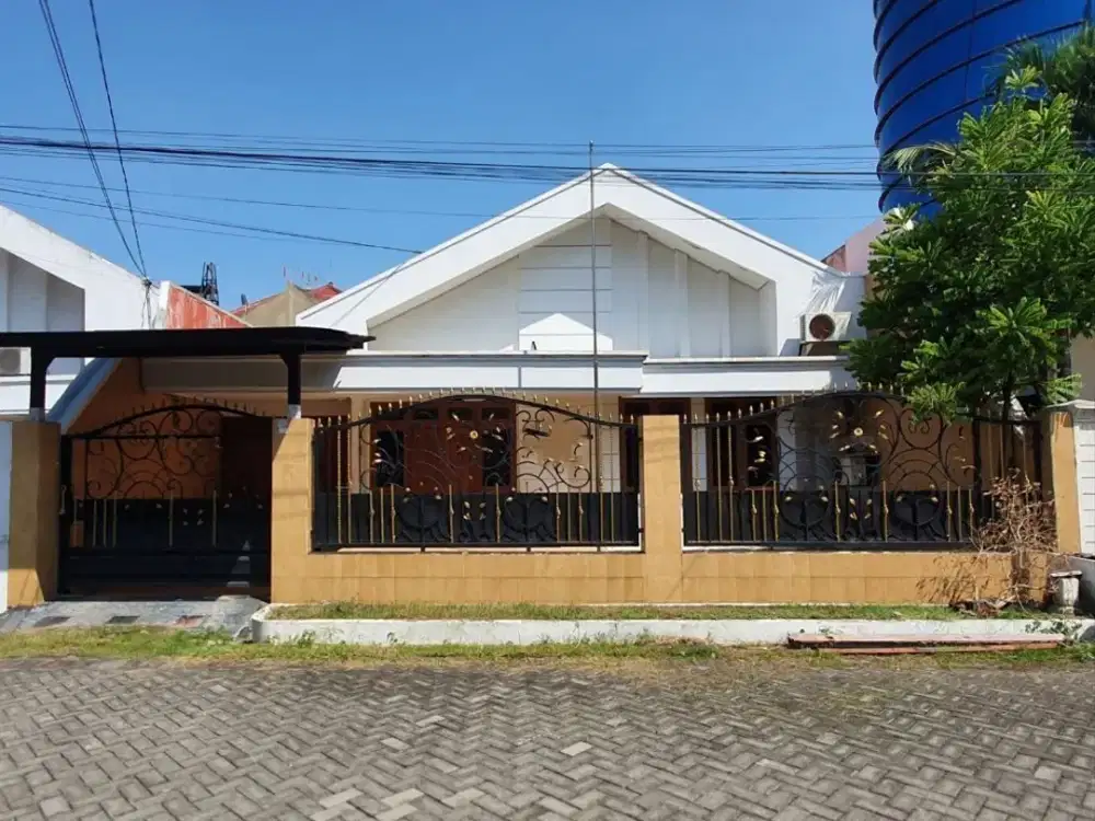 Rumah Manyar Kertoadi STRATEGIS Row 3 mobil SIAP HUNI  Garasi 2, carport, akses pembantu sendiri