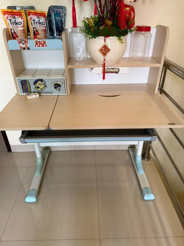 Meja belajar anak-anak
