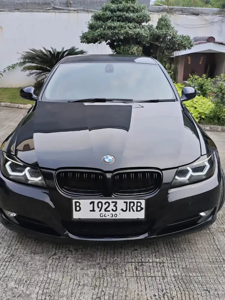 BMW 320i 2010 Bensin