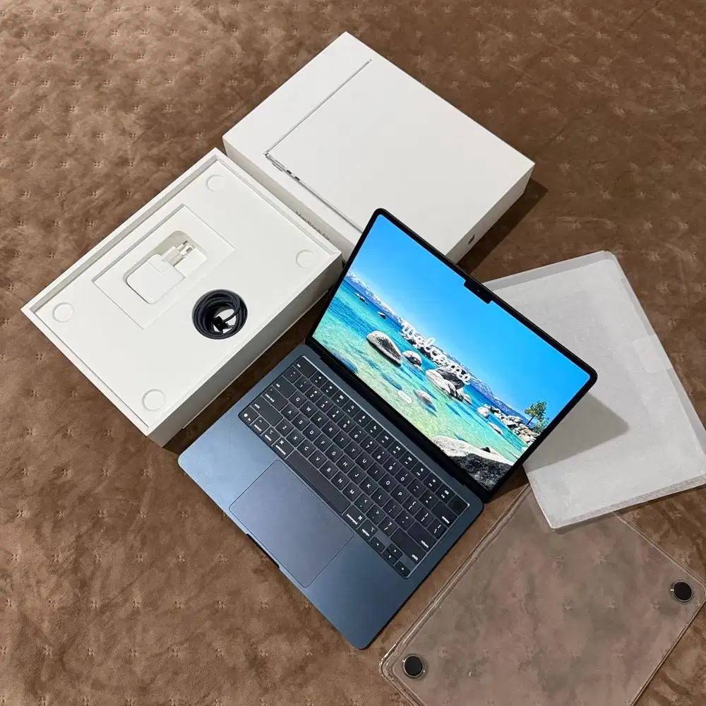 Macbook Air M4 2025 13 inch 16/256 Midnight Like New Fullset