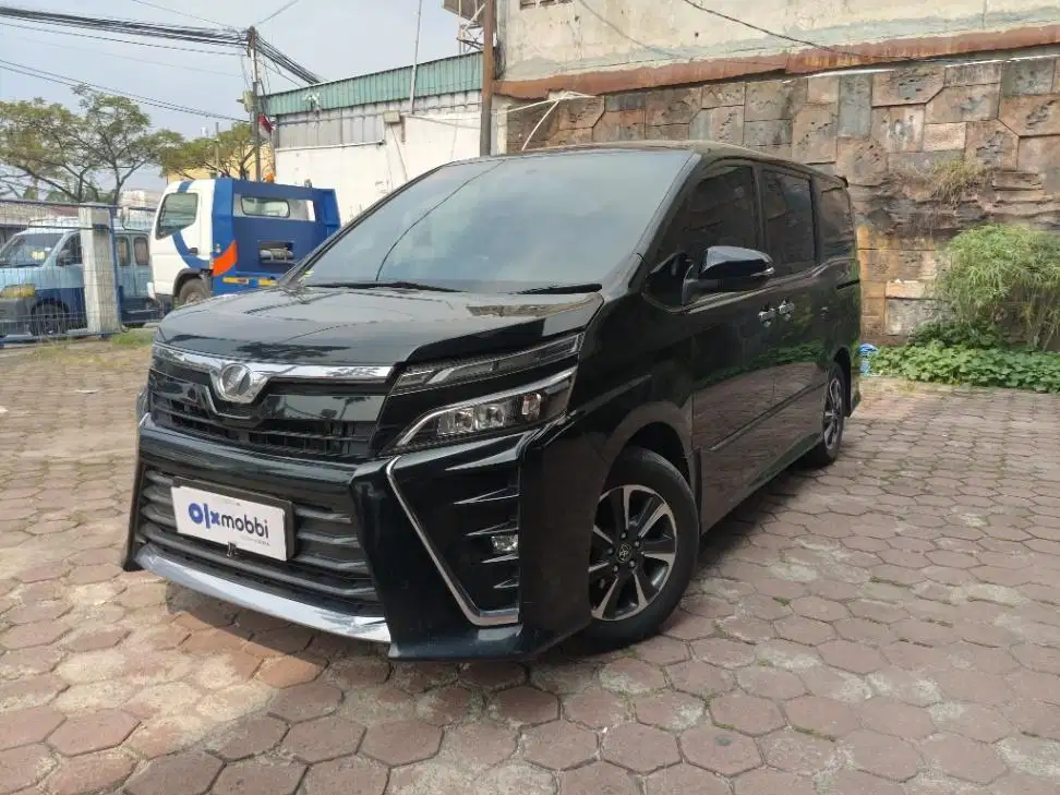 DP Rendah  14JT Toyota Voxy 2.0 Bensin-AT 2018 Hitam
