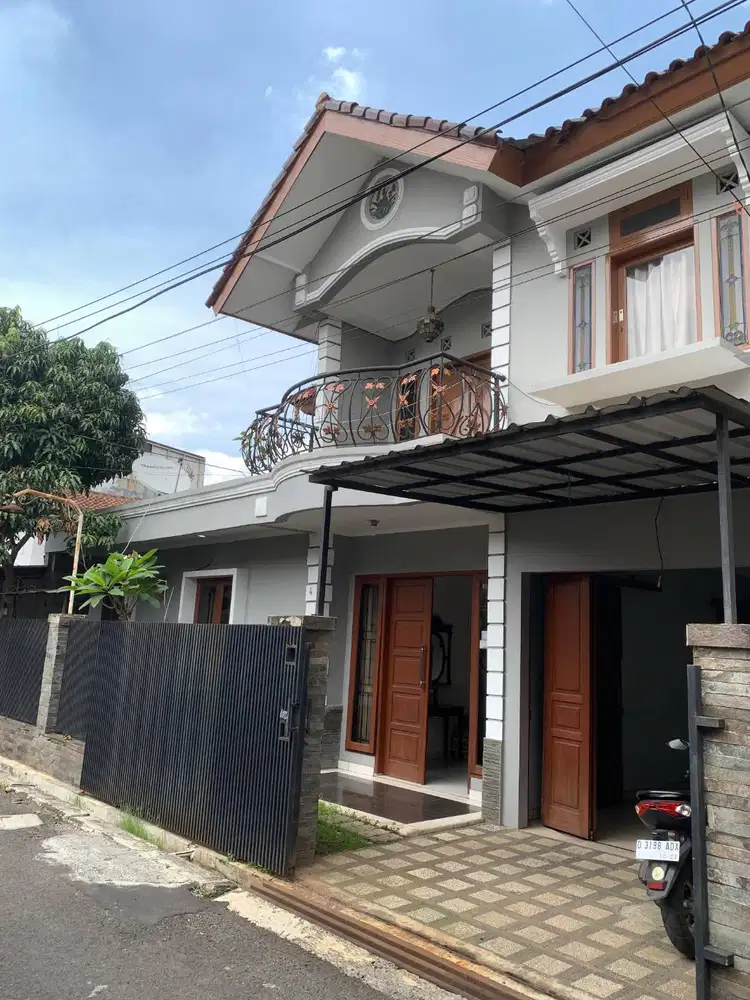 Rumah 2 lantai semi furnish Margahayu Raya
