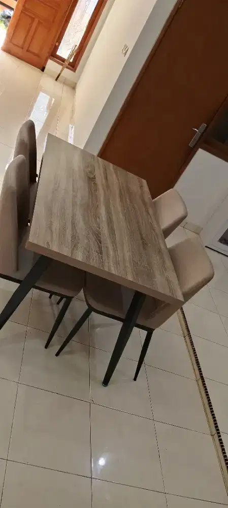 Meja makan 4 kursi 1 meja Informa