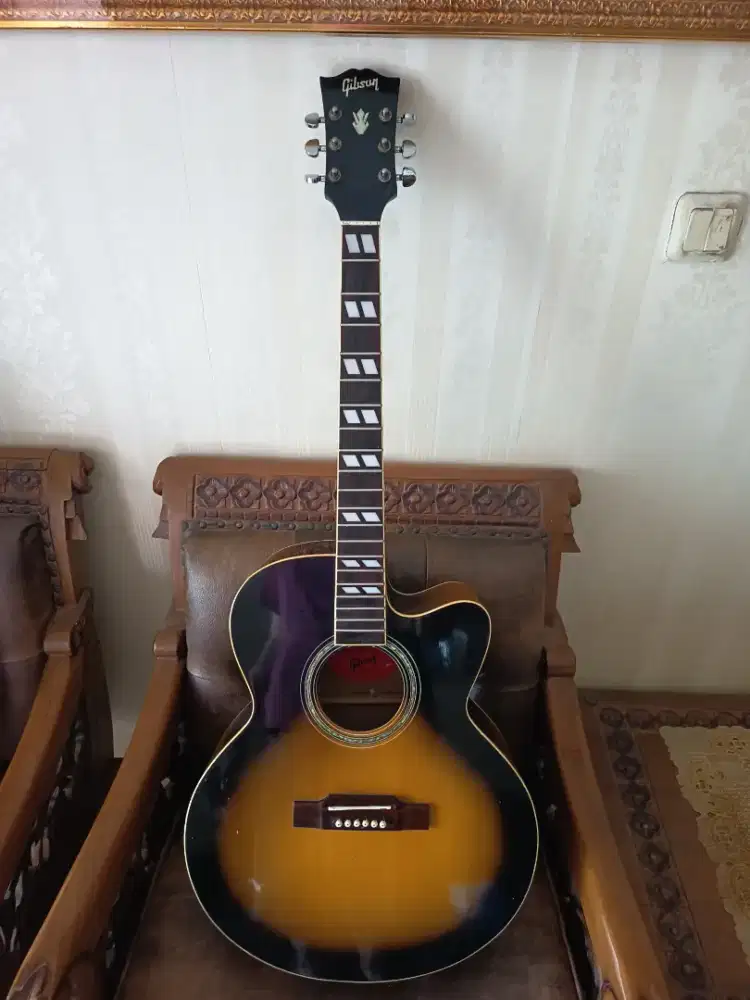 Gitar akustik Gibson custom