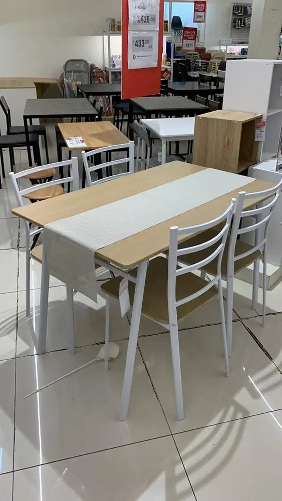 Meja makan minimalis