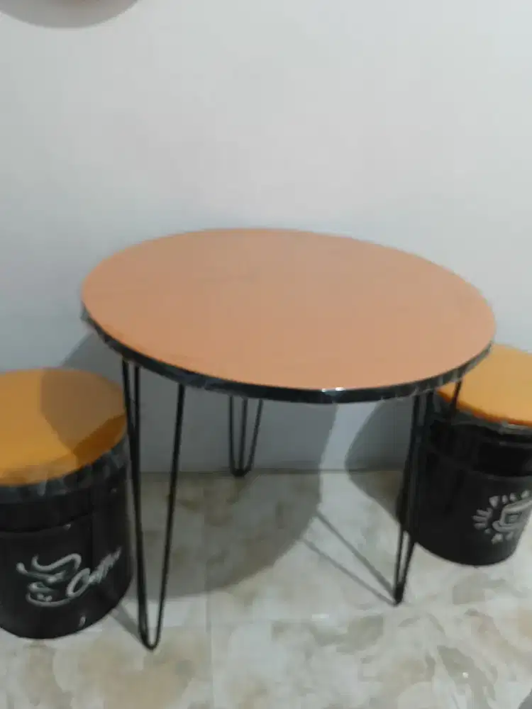 Kursi kafe. Di jual karena tidak jadi dipakai.