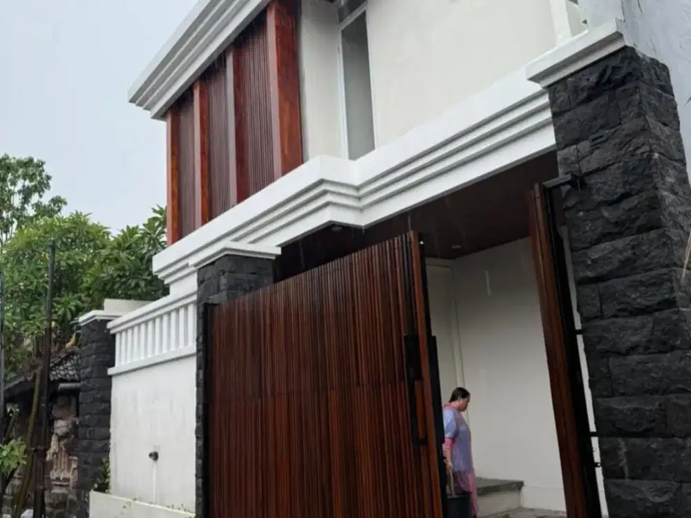 DIJUAL RUMAH TINGGAL MODERN 2 LANTAI – FULLY FURNISHED Dilengkapi Kolam Renang Pribadi
