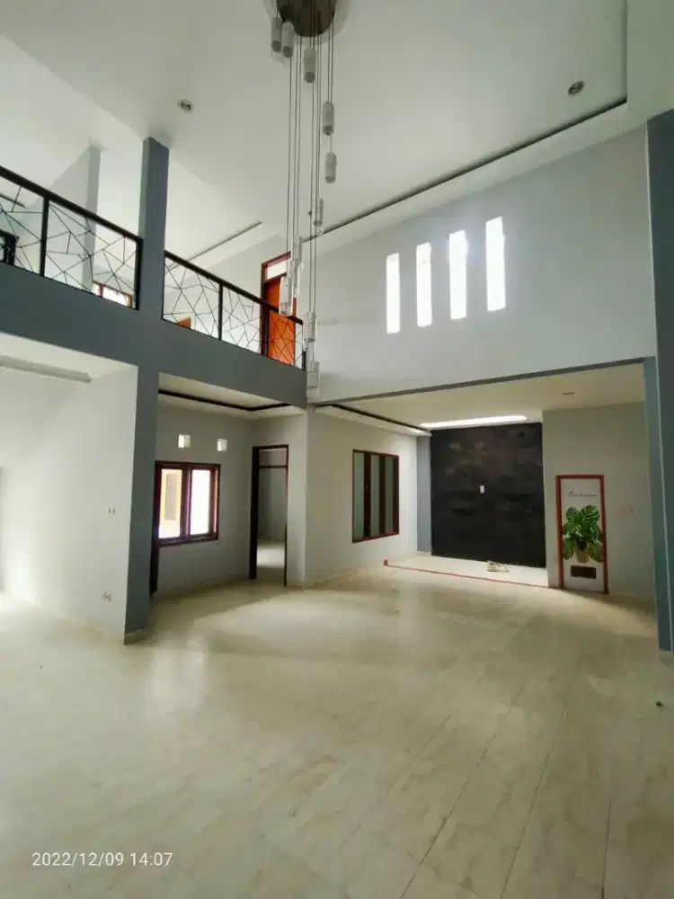 Rumah besar strategis bisa kantor di komplek dekat gerbang tol Pasteur