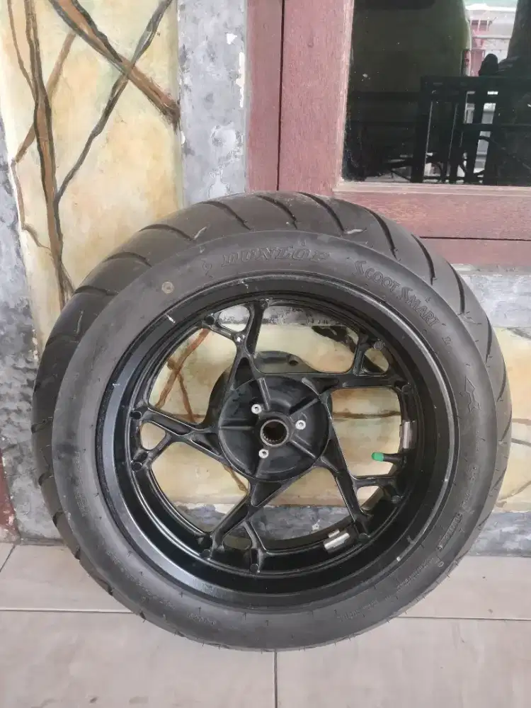 Jual velg dan ban original xmax THN 2023 like new