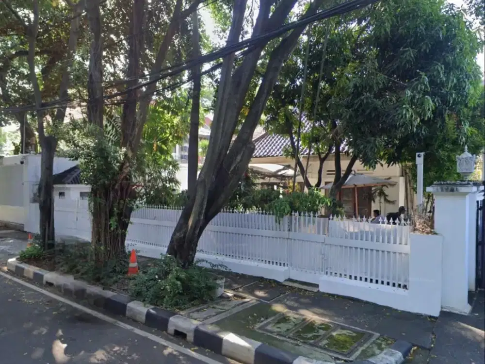 Disewakan rumah Menteng 600m, lokasi prestisius, jalan lebar, ada kolam renang