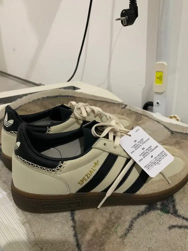 Sepatu adidas handball spezial