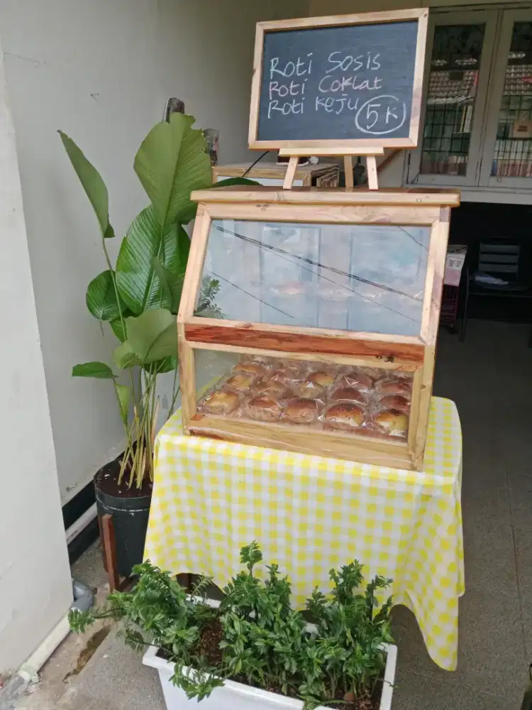 Etalase kayu jati belanda