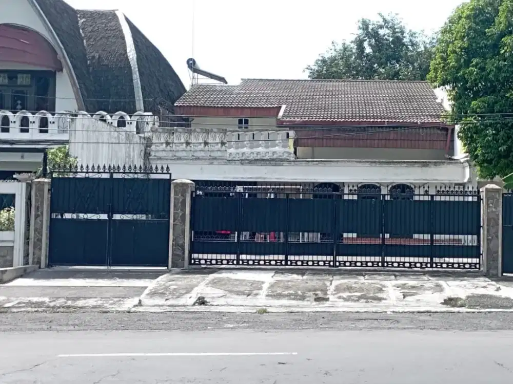 MURAH ! Rumah Pusat Kota Jalan Imam Bonjol Komersial Area !