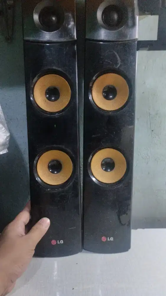 Speker tower LG sepasang