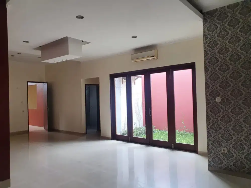 Rumah Sarijadi Bandung Utara  Lokasi strategis ada kelebihan tanah cocok untuk rumah tinggal dan kantor kecil parkir 5 mobil