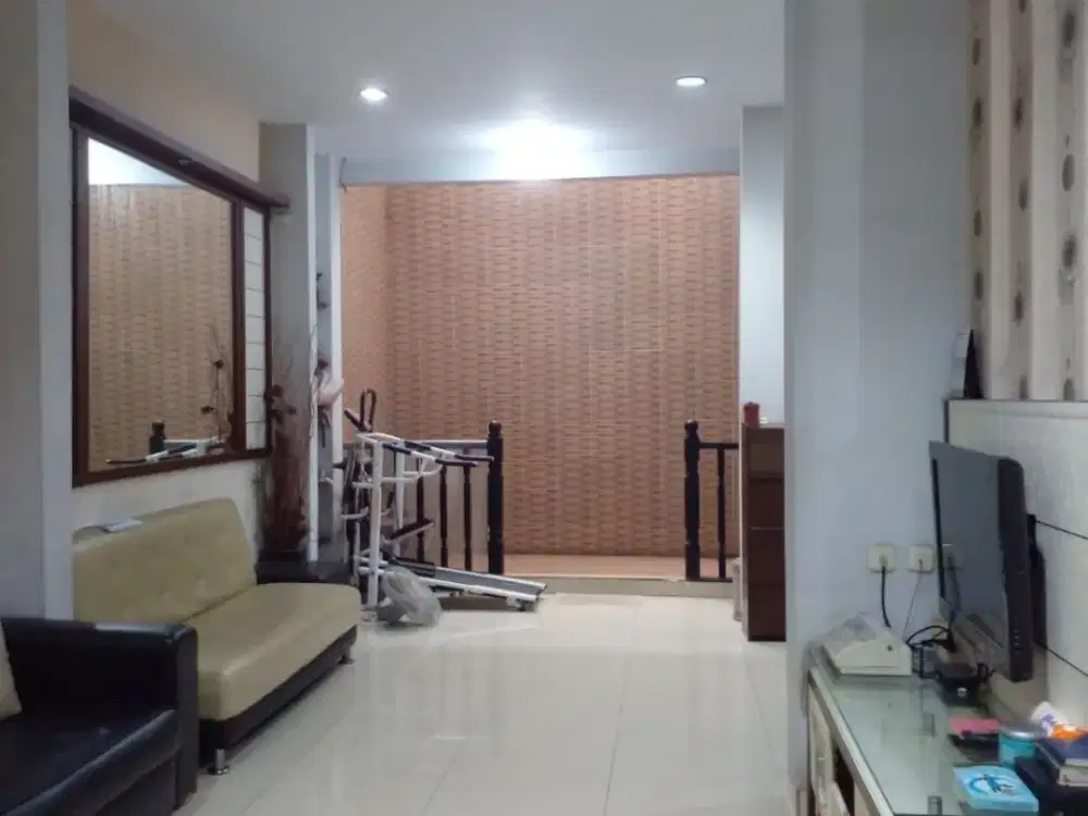 DISEWAKAN RUMAH FULL FURNISHED DI TAMAN SURYA 5