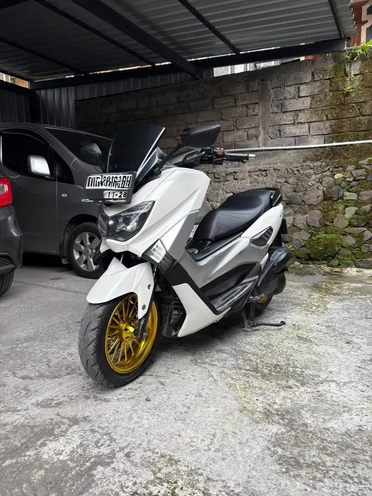 Di jual motor nmax 150cc warna putih