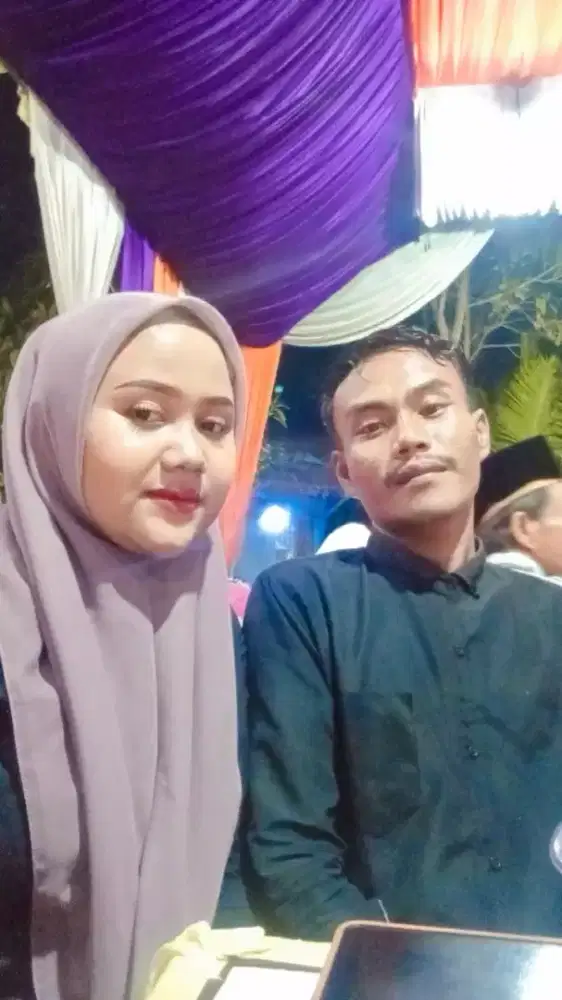 Mencari lowongan kerja suami istri