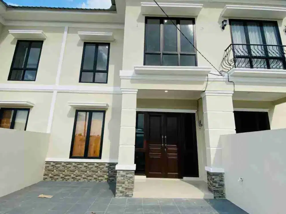 Rumah Mewah di Dekat Usu Dua Lantai disain Mewah