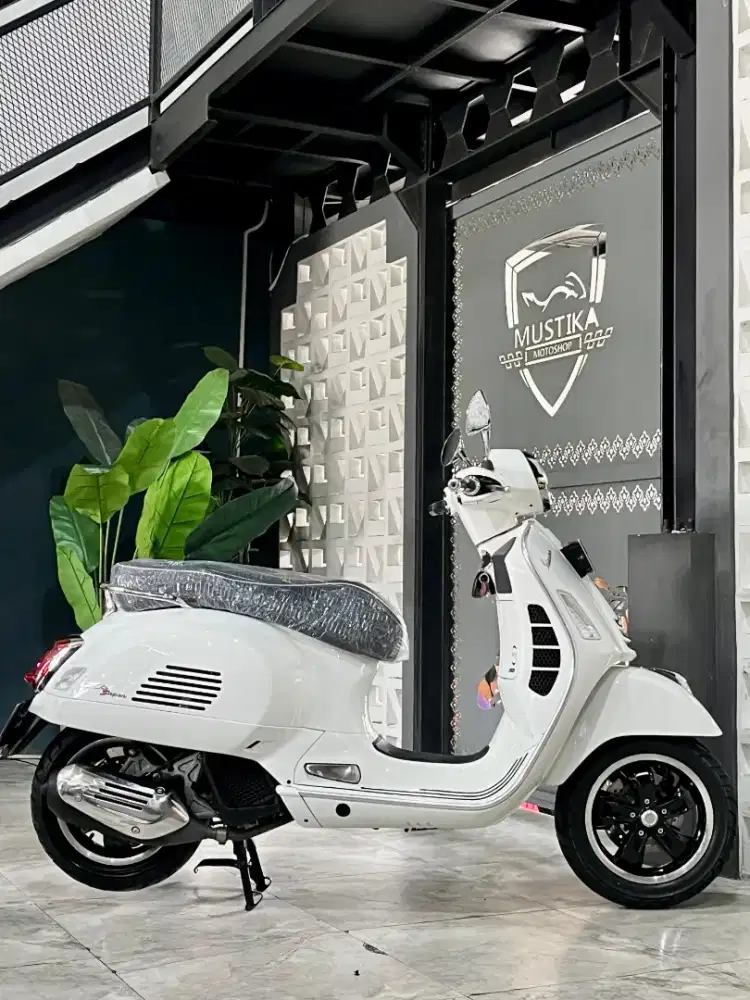 VESPA GTS 150 SUPER 2021 - Chintia Mustika