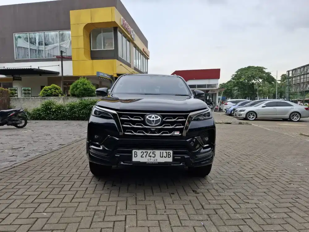 Toyota Fortuner GR AT 2023 Hitam