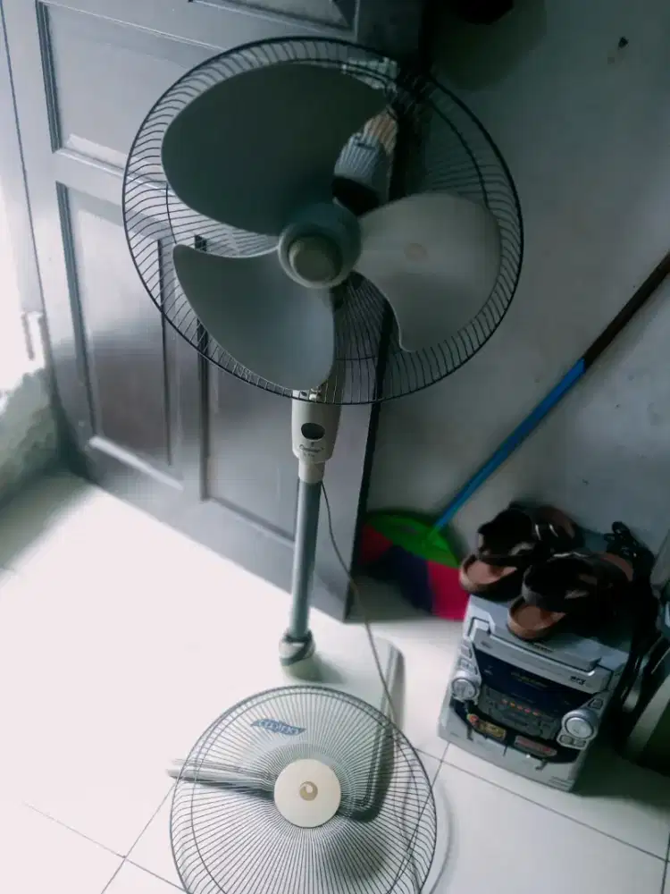 Kipas Angin 16iN Nyala Normal