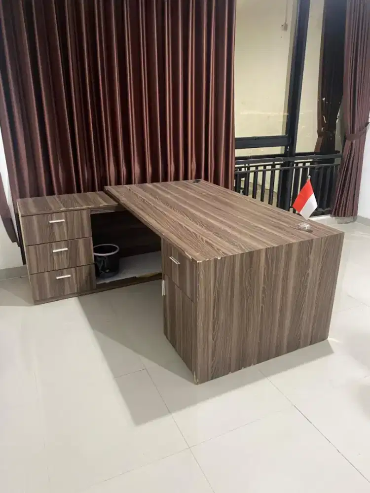 2 Meja Kantor Besar