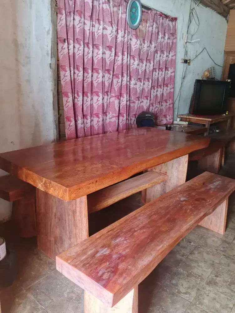 Meja makan antik teras