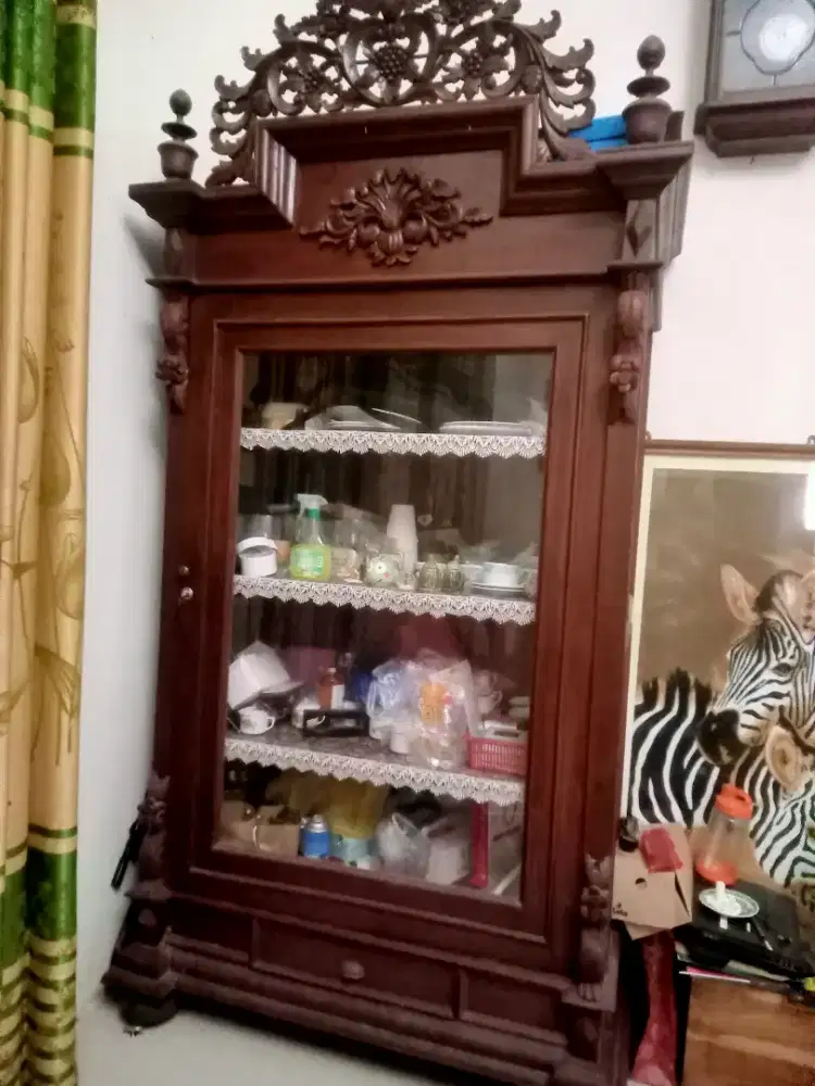 Lemari jati ukiran kuno