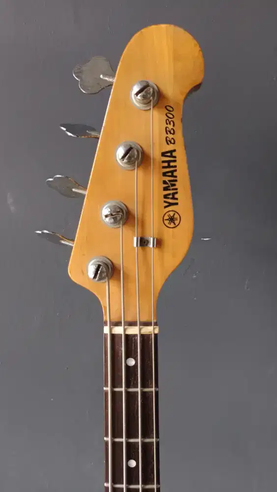 Bass yamaha bb300