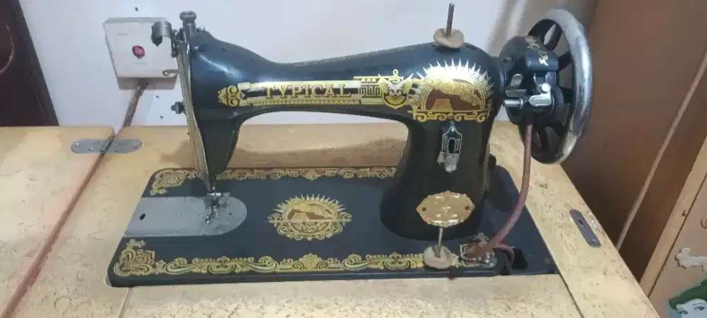 Mesin Jahit Merk Typical lengkap dengan meja model lemari