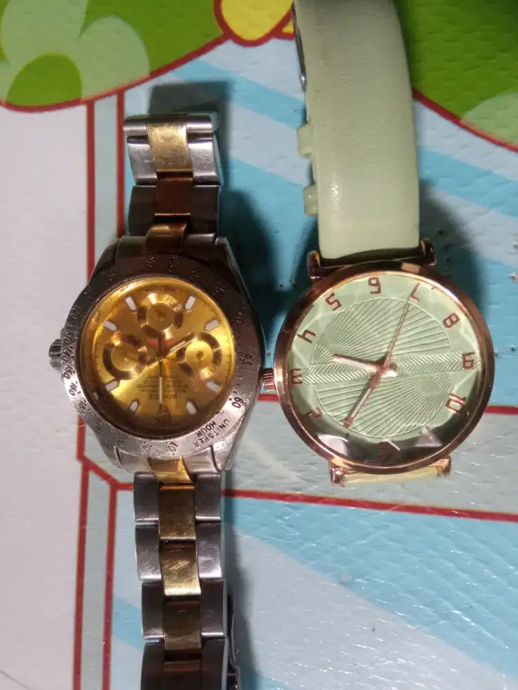 Jam tangan merek Rolex dan jam tangan biasa