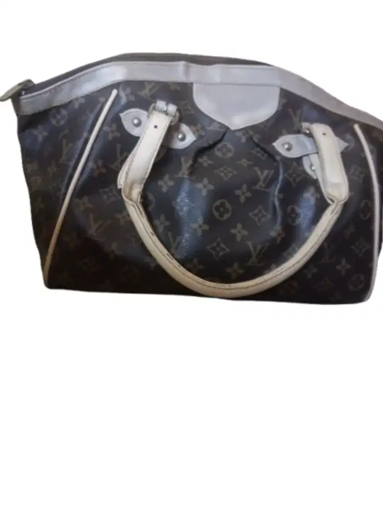 tas Louis Vuitton Boston monogram cokelat aksen kulit kecokelatan.