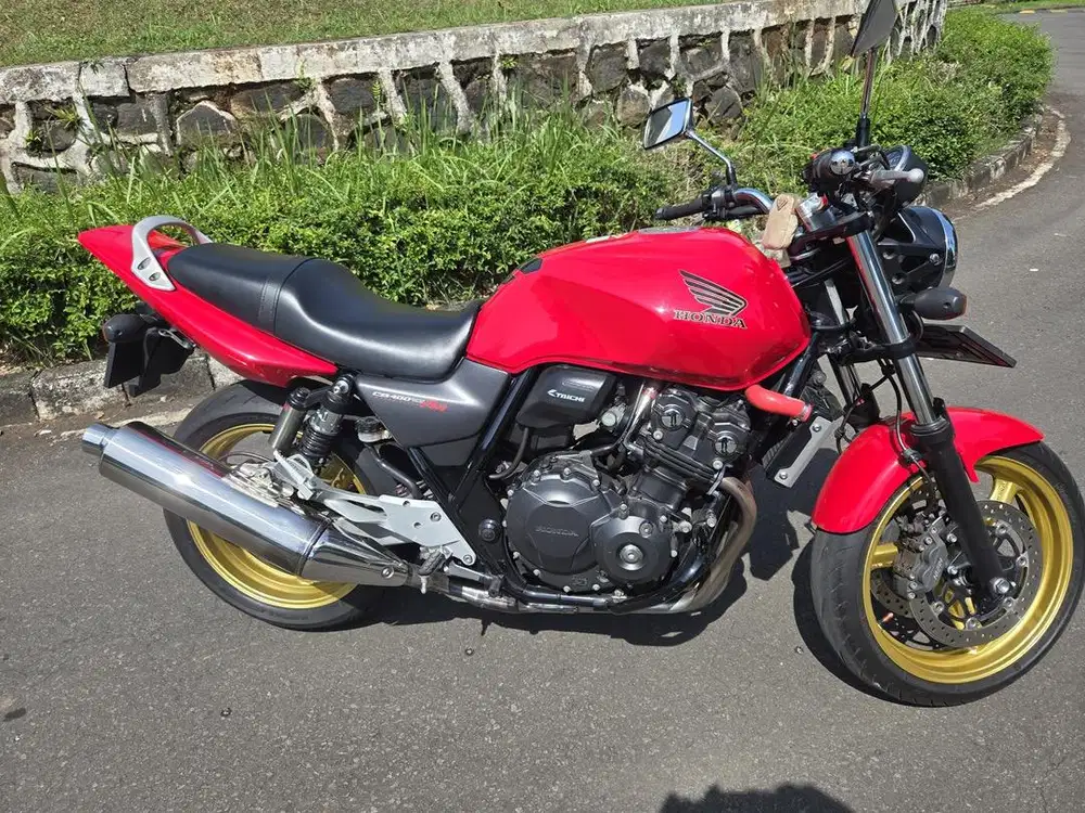 Honda CB 400 warna merah, simpanan