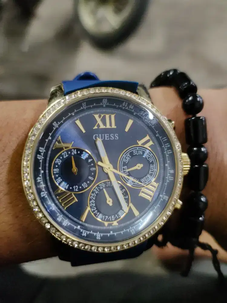 Jam tangan merk guess