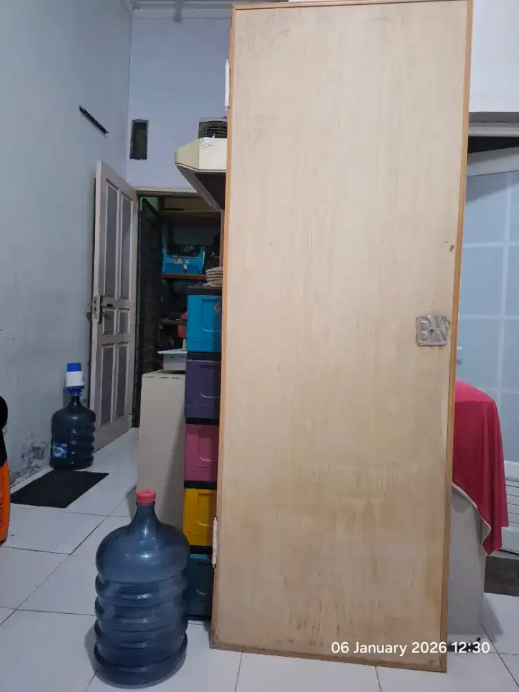 Pintu kamar mandi