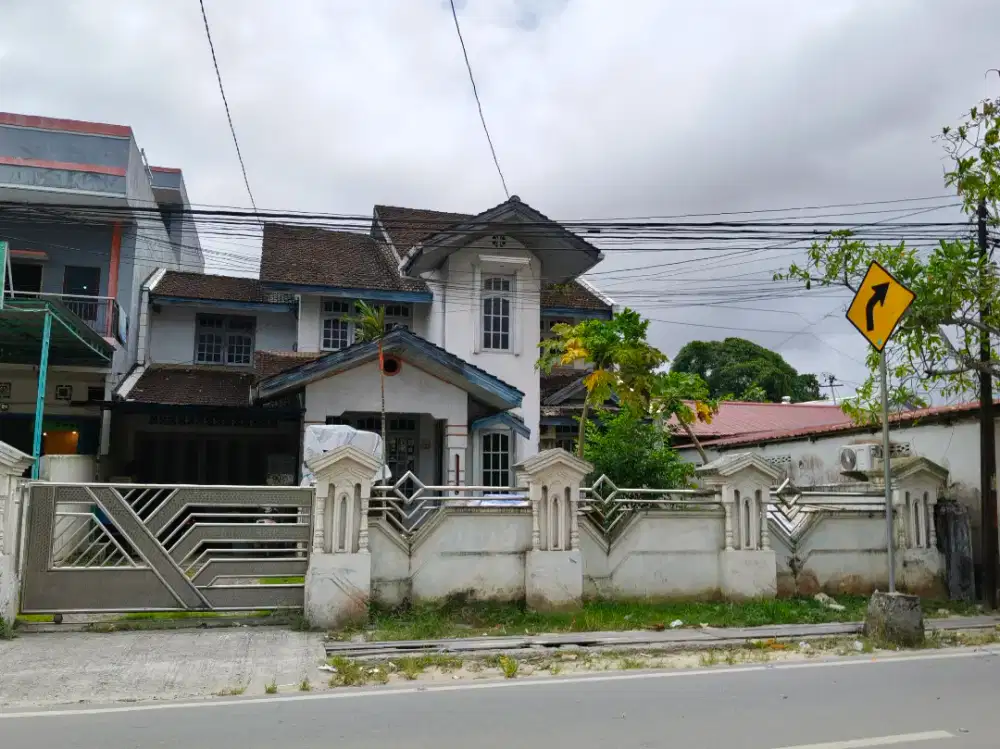 Di jual rumah pinggir jalan raya