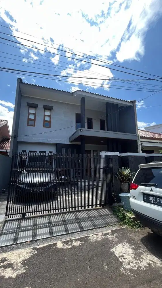DIJUAL RUMAH ADA KOLAM RENANG