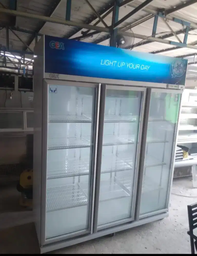 Showcase display cooler 3 pintu model EXPO-1500AH 1500 liter merk GEA