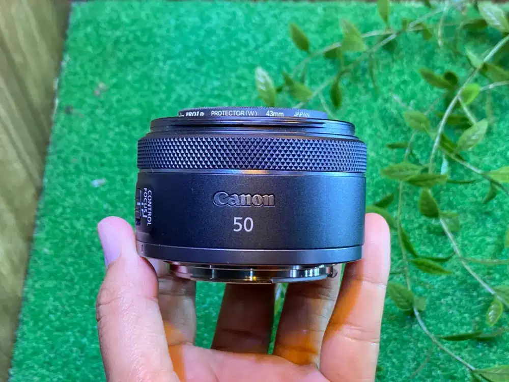 Lensa Canon RF 50mm F1.8