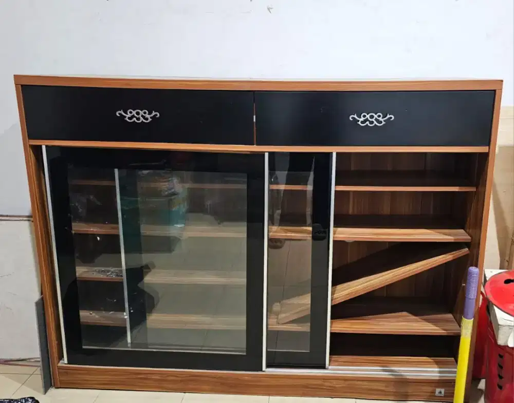 Preloved Rak Sepatu - 2 Drawer

Panjang 160 x Tinggi 120 x Tebal 40 cm