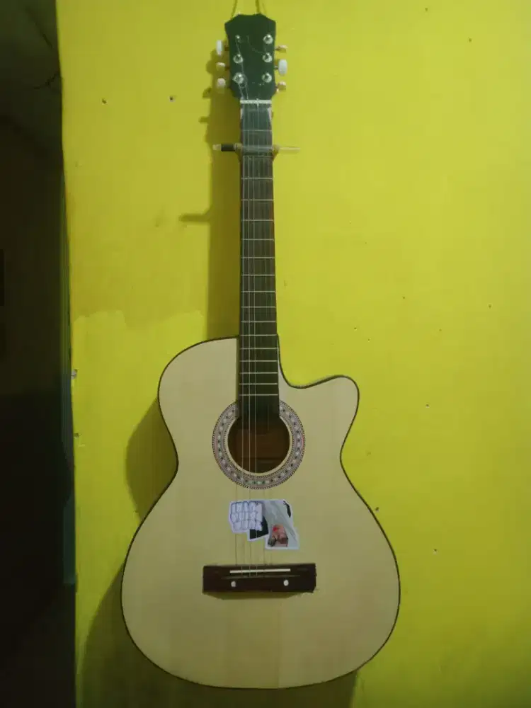 Gitar akustik Yamaha