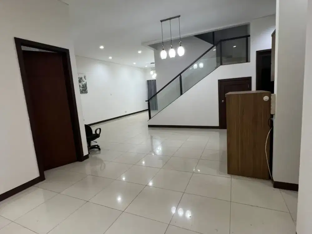 DISEWAKAN RUMAH RAPI SIAP HUNI DI PULOMAS JAKARTA TIMUR