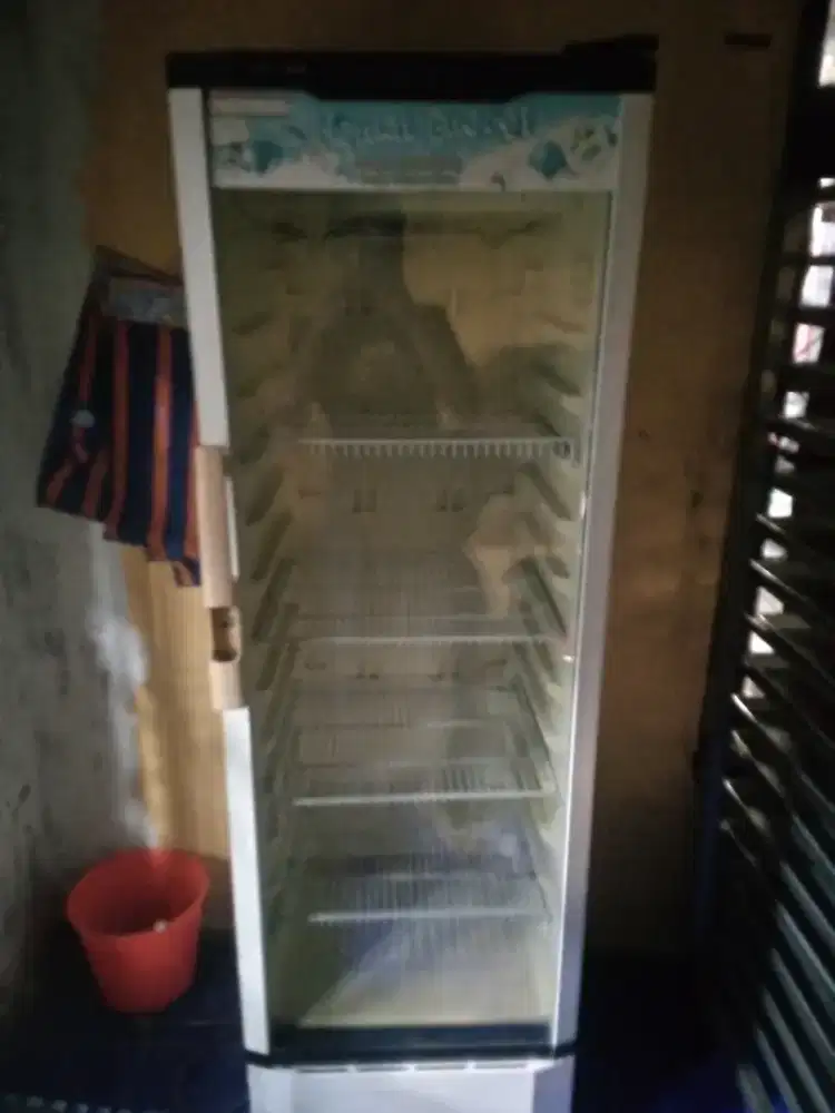 Show case pendingin minuman