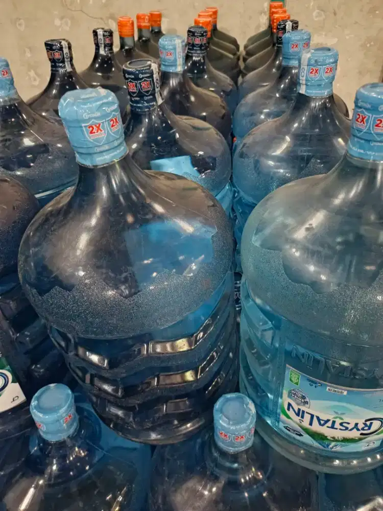 Sopir serabutan kirim galon air